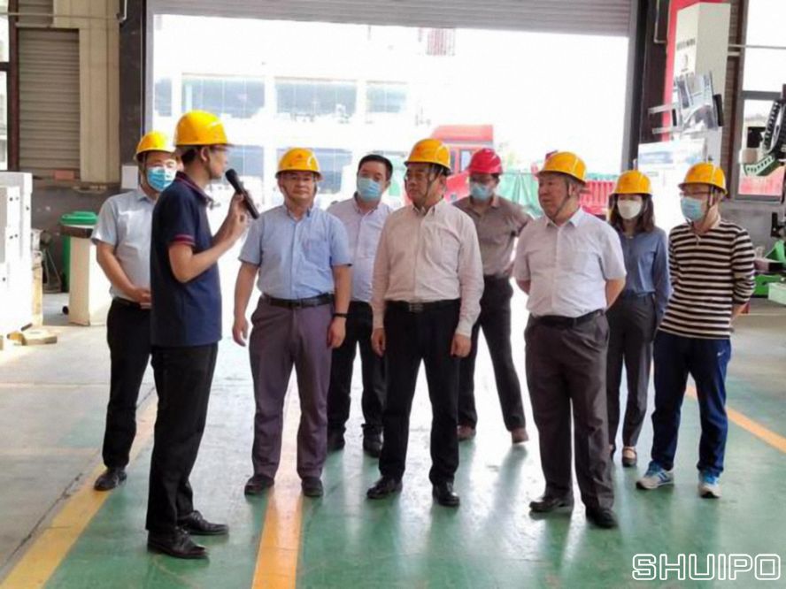 山東省科學院激光研究所所長賈中青、山東省機械設計研究院院長林江海帶領激光、高端裝備領域專家一行9人到水泊焊割實地調研 (已調整大小)